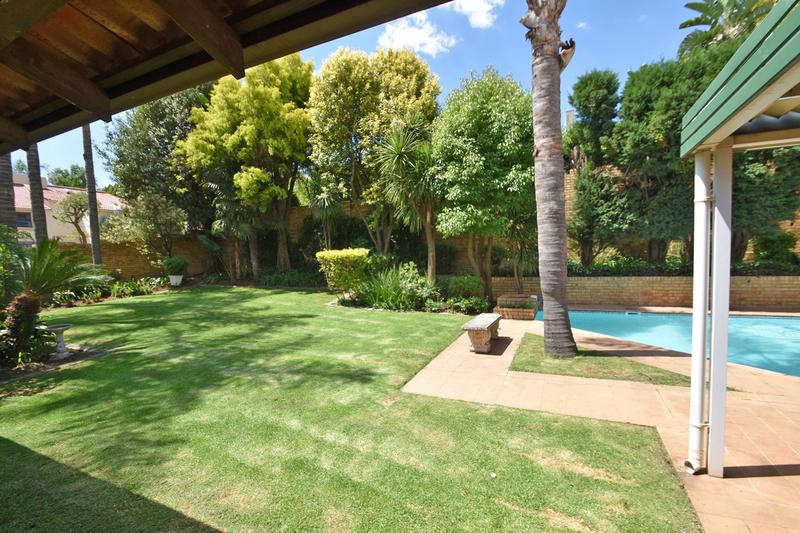 To Let 4 Bedroom Property for Rent in Benmore Gardens Gauteng