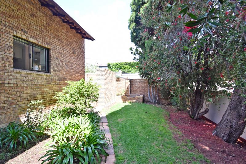 To Let 4 Bedroom Property for Rent in Benmore Gardens Gauteng