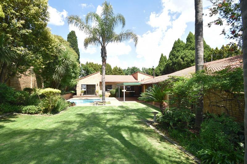 To Let 4 Bedroom Property for Rent in Benmore Gardens Gauteng