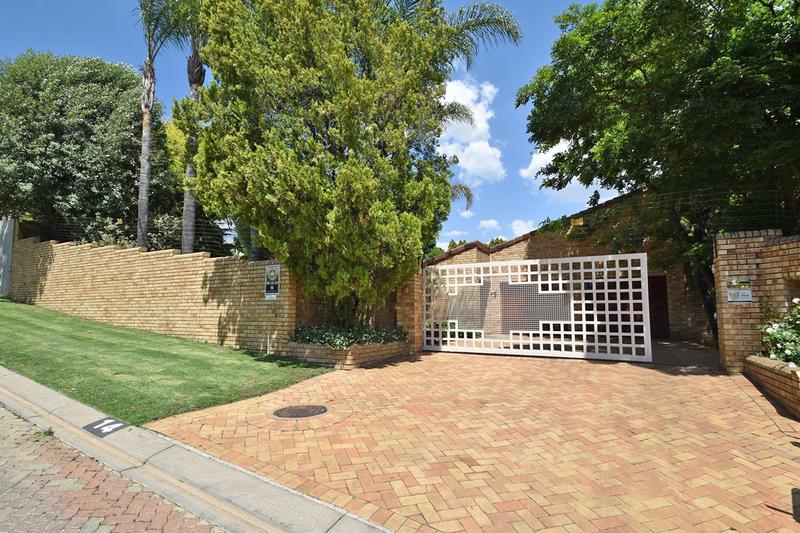 To Let 4 Bedroom Property for Rent in Benmore Gardens Gauteng