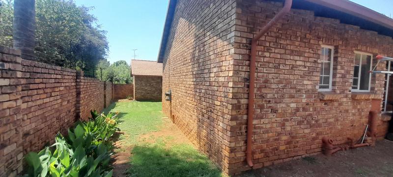 To Let 2 Bedroom Property for Rent in Amberfield Gauteng