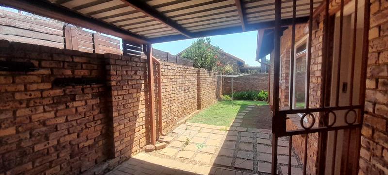 To Let 2 Bedroom Property for Rent in Amberfield Gauteng