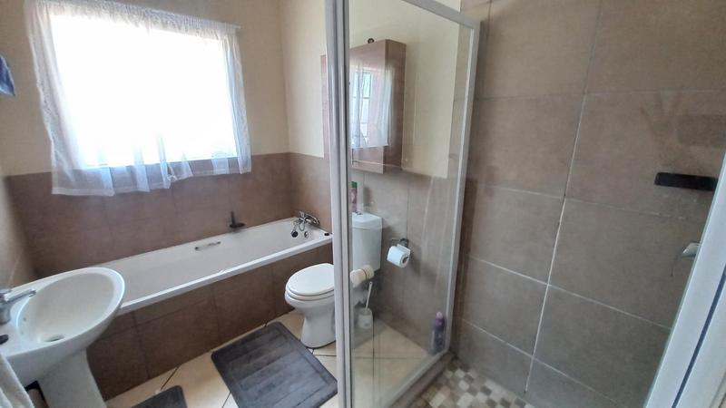 To Let 2 Bedroom Property for Rent in Monavoni Gauteng