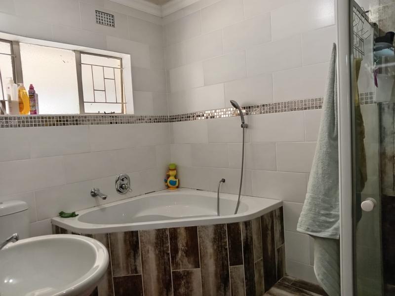 To Let 4 Bedroom Property for Rent in Dalpark Proper Gauteng