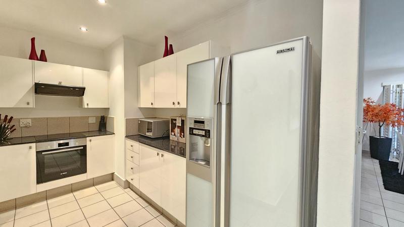 To Let 2 Bedroom Property for Rent in Sandhurst Gauteng