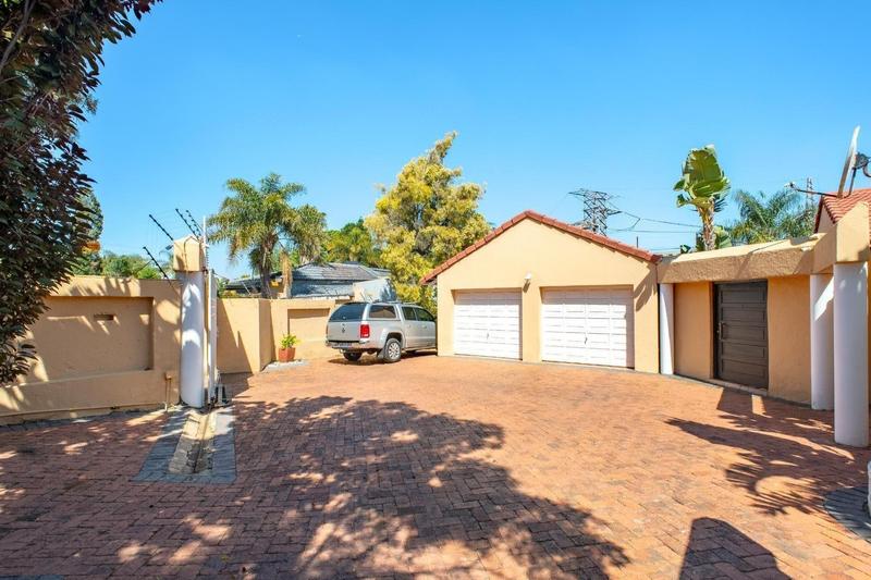 To Let 3 Bedroom Property for Rent in Hurlingham Manor Gauteng