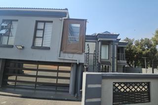 5 Bedroom Property for Sale in The Orchards Gauteng