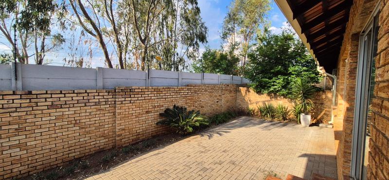 To Let 2 Bedroom Property for Rent in Eldoraigne Gauteng