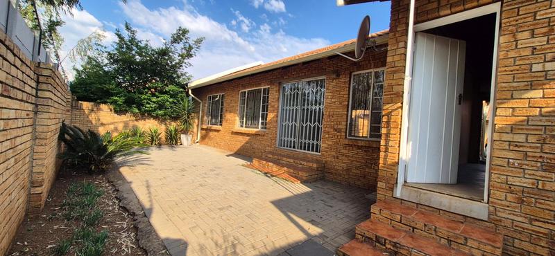 To Let 2 Bedroom Property for Rent in Eldoraigne Gauteng