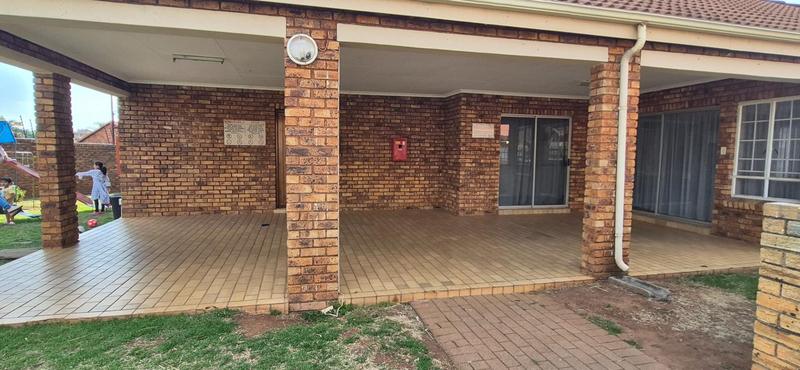 To Let 2 Bedroom Property for Rent in Eldoraigne Gauteng