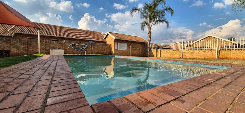 To Let 2 Bedroom Property for Rent in Eldoraigne Gauteng