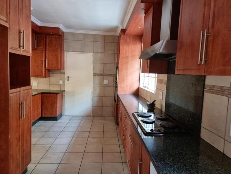 To Let 4 Bedroom Property for Rent in Gallo Manor Gauteng