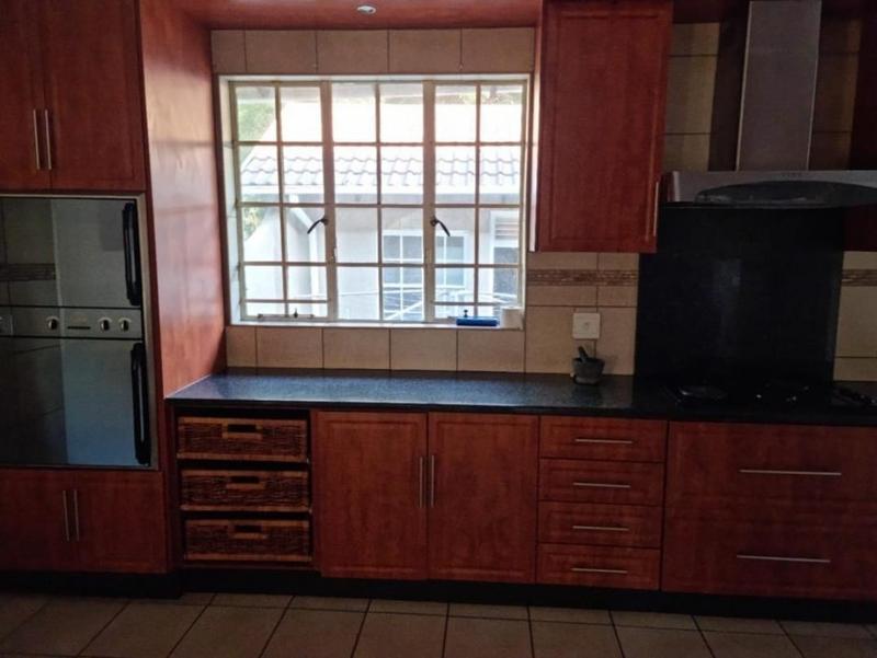To Let 4 Bedroom Property for Rent in Gallo Manor Gauteng