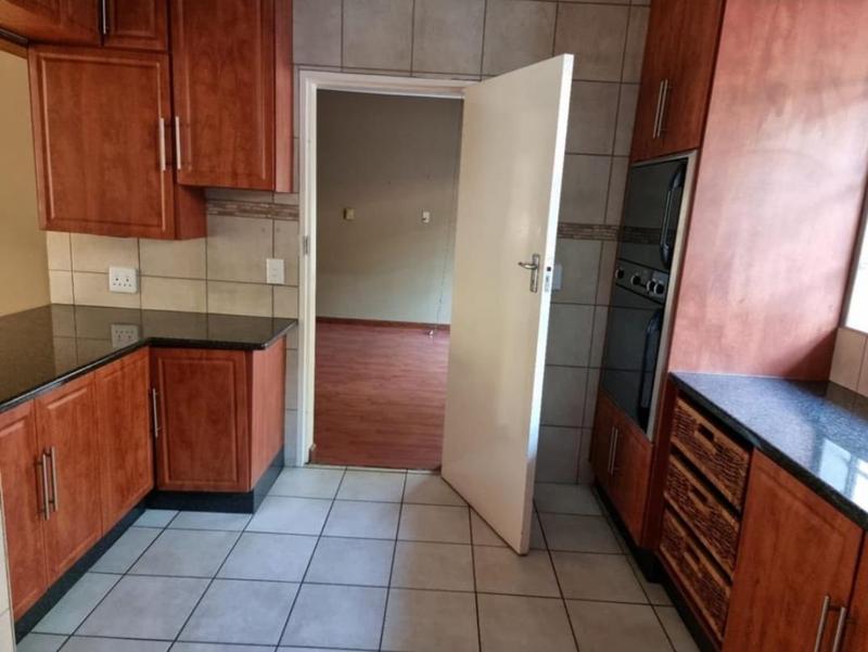 To Let 4 Bedroom Property for Rent in Gallo Manor Gauteng