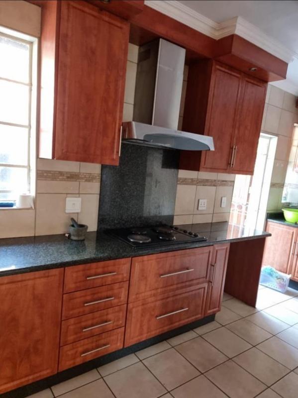 To Let 4 Bedroom Property for Rent in Gallo Manor Gauteng