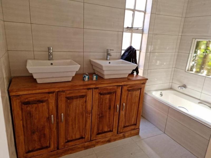 To Let 4 Bedroom Property for Rent in Gallo Manor Gauteng