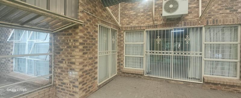 To Let 3 Bedroom Property for Rent in Greenhills Gauteng