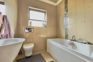 5 Bedroom Property for Sale in The Orchards Gauteng