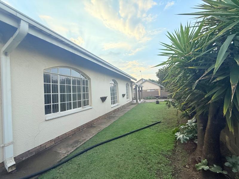 5 Bedroom Property for Sale in Flora Gardens Gauteng