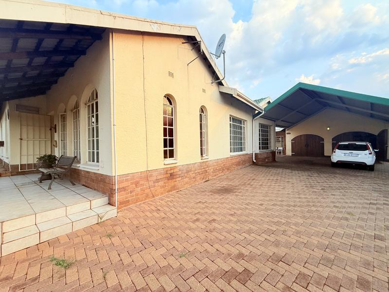 5 Bedroom Property for Sale in Flora Gardens Gauteng