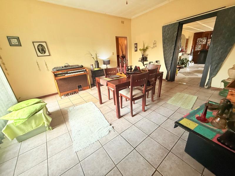 5 Bedroom Property for Sale in Flora Gardens Gauteng