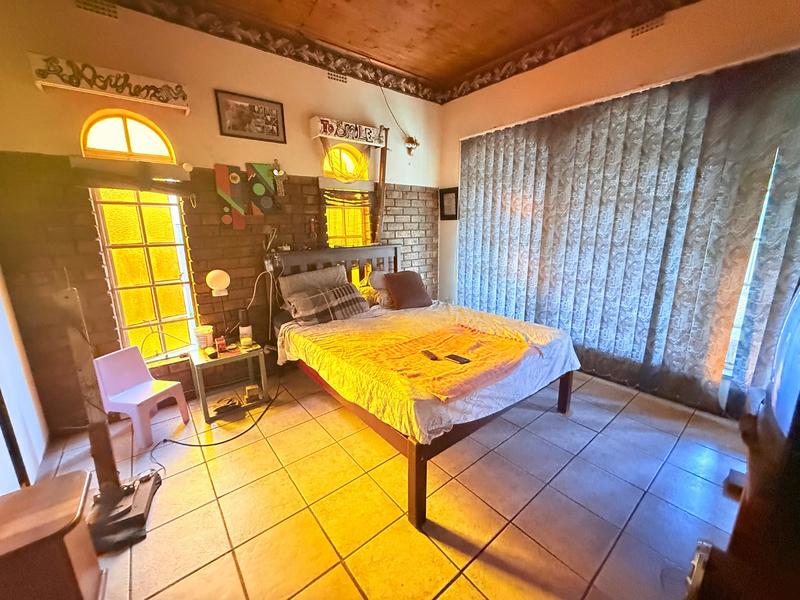 5 Bedroom Property for Sale in Flora Gardens Gauteng