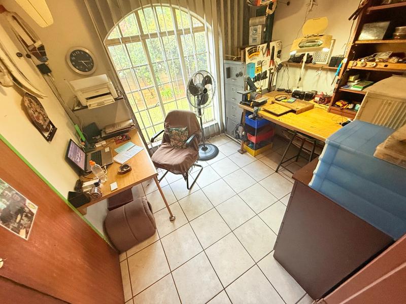 5 Bedroom Property for Sale in Flora Gardens Gauteng