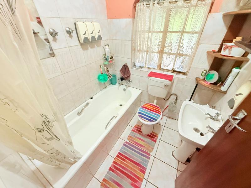 5 Bedroom Property for Sale in Flora Gardens Gauteng