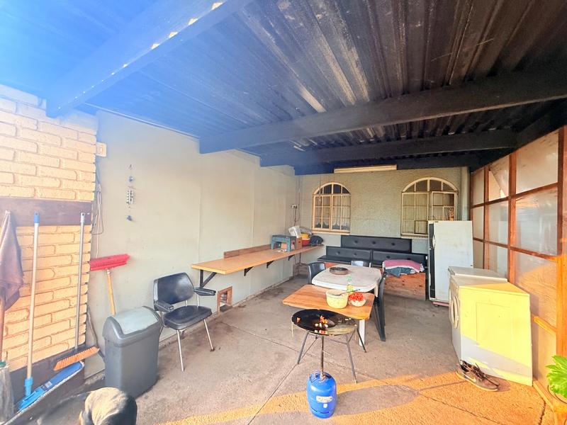 5 Bedroom Property for Sale in Flora Gardens Gauteng