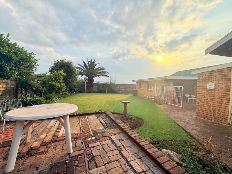 5 Bedroom Property for Sale in Flora Gardens Gauteng