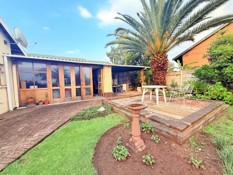 5 Bedroom Property for Sale in Flora Gardens Gauteng