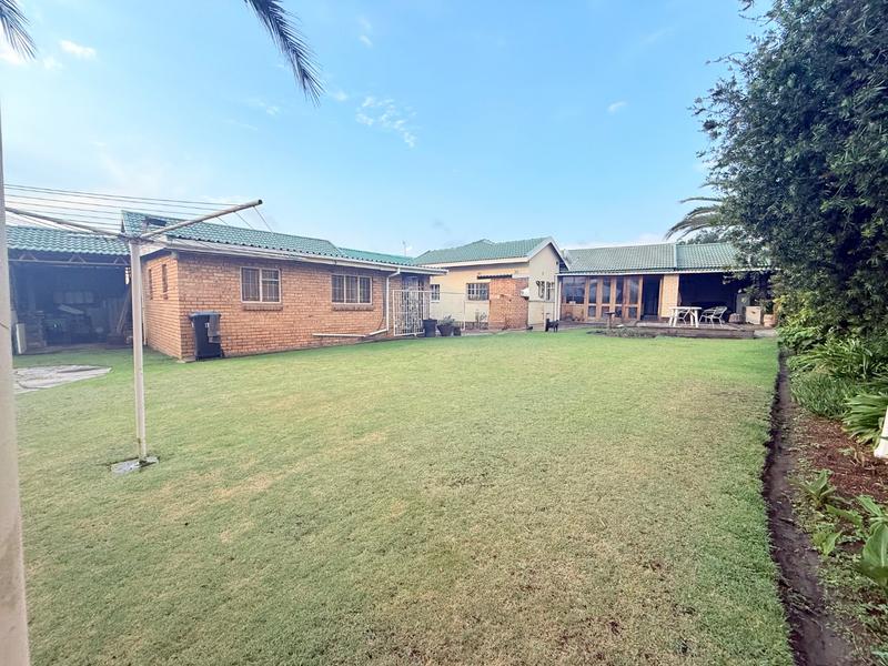 5 Bedroom Property for Sale in Flora Gardens Gauteng
