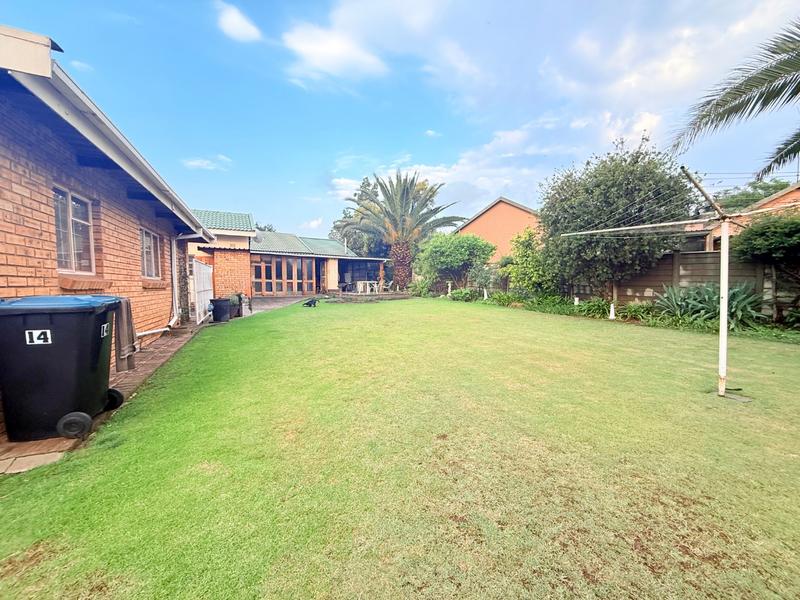 5 Bedroom Property for Sale in Flora Gardens Gauteng
