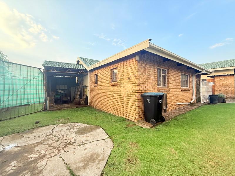 5 Bedroom Property for Sale in Flora Gardens Gauteng