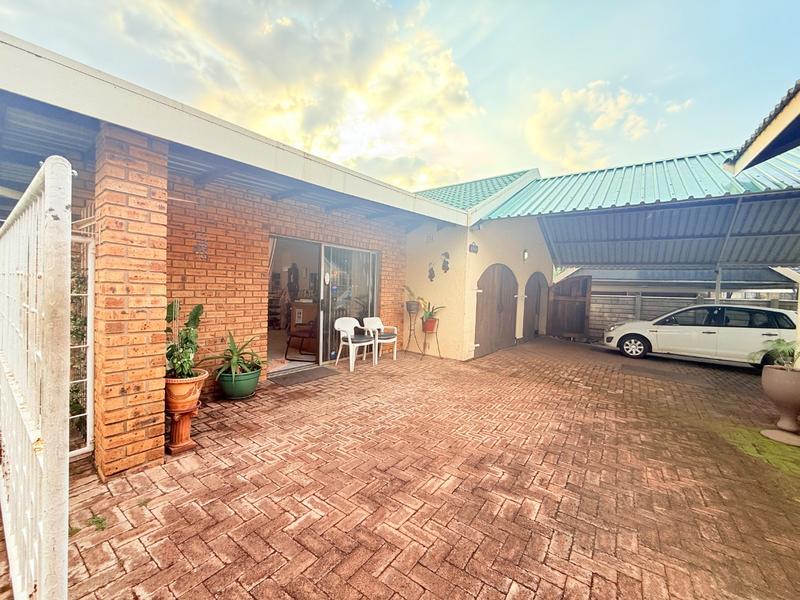 5 Bedroom Property for Sale in Flora Gardens Gauteng