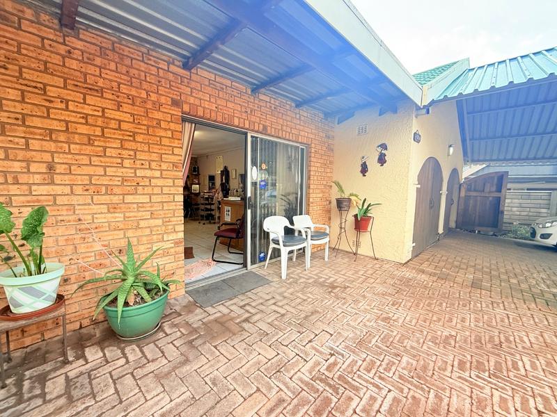 5 Bedroom Property for Sale in Flora Gardens Gauteng