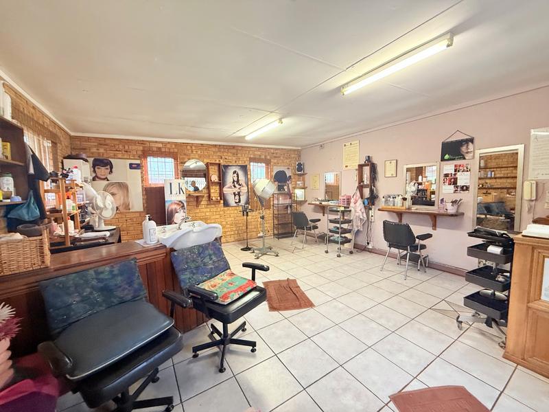 5 Bedroom Property for Sale in Flora Gardens Gauteng