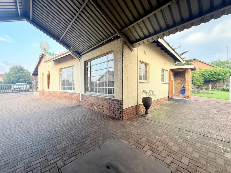 5 Bedroom Property for Sale in Flora Gardens Gauteng