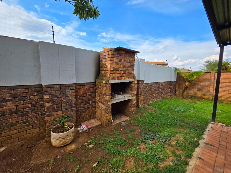 To Let 2 Bedroom Property for Rent in Glen Marais Gauteng