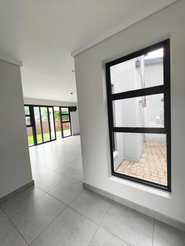 To Let 4 Bedroom Property for Rent in Ashlea Gardens Gauteng