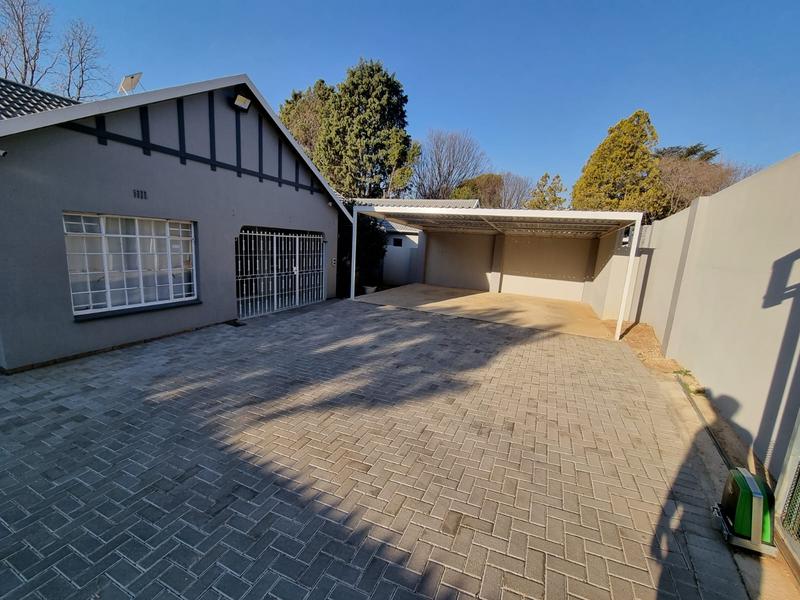 To Let 3 Bedroom Property for Rent in Woodmead Gauteng