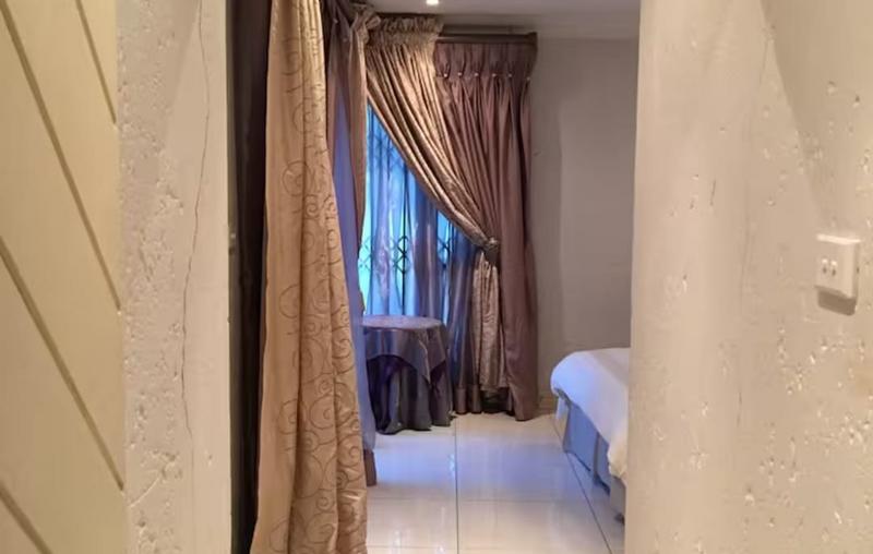 To Let 1 Bedroom Property for Rent in Houghton Gauteng