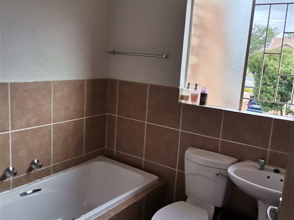 To Let 2 Bedroom Property for Rent in Heuwelsig Estate Gauteng