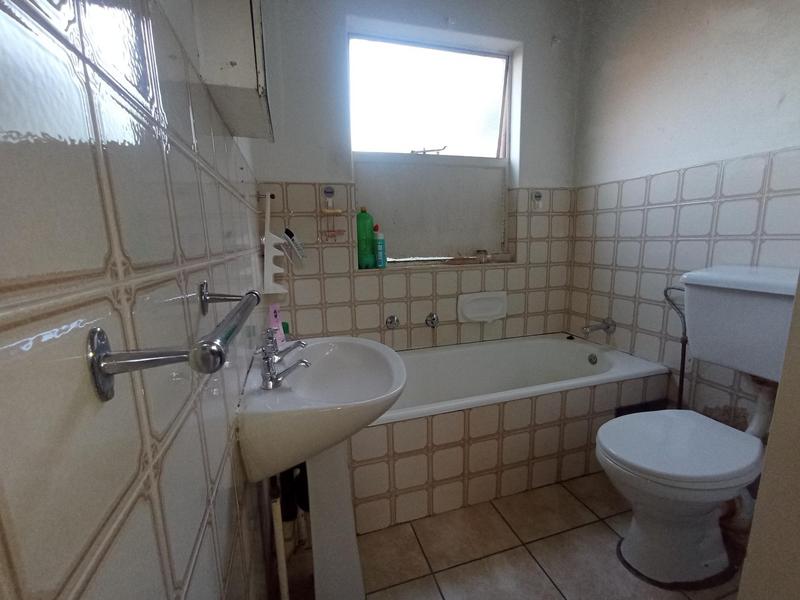 To Let 3 Bedroom Property for Rent in Florida Lake Gauteng