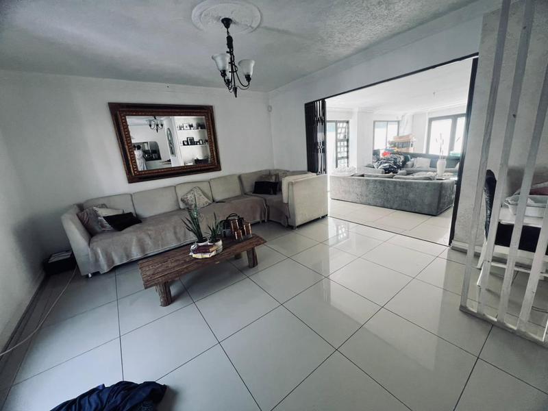 4 Bedroom Property for Sale in Bloubosrand Gauteng