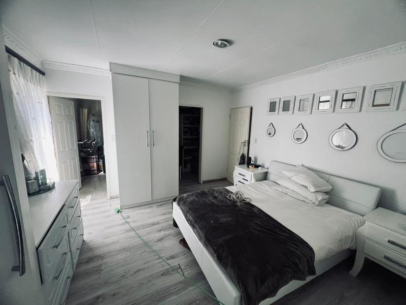4 Bedroom Property for Sale in Bloubosrand Gauteng