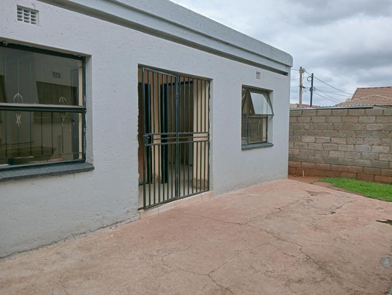 4 Bedroom Property for Sale in Protea Glen Gauteng
