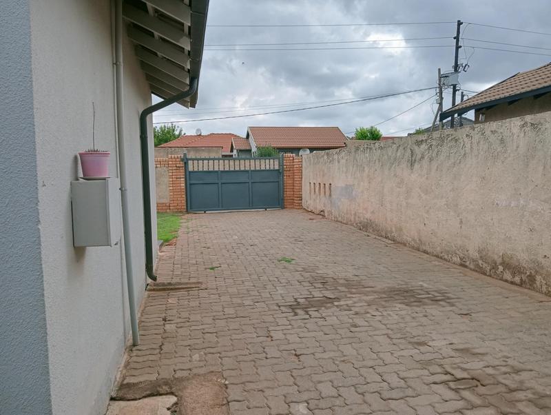 4 Bedroom Property for Sale in Protea Glen Gauteng