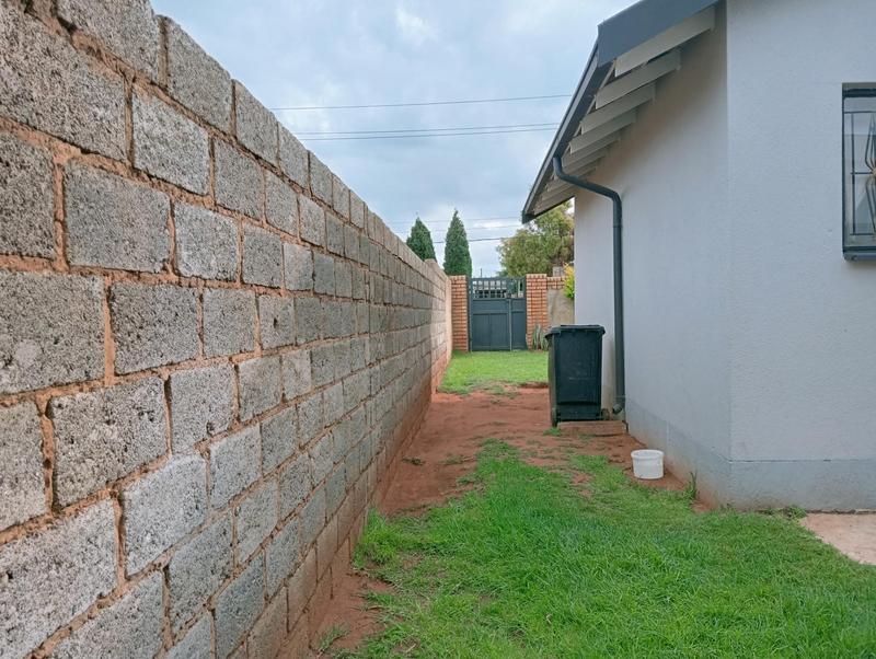 4 Bedroom Property for Sale in Protea Glen Gauteng