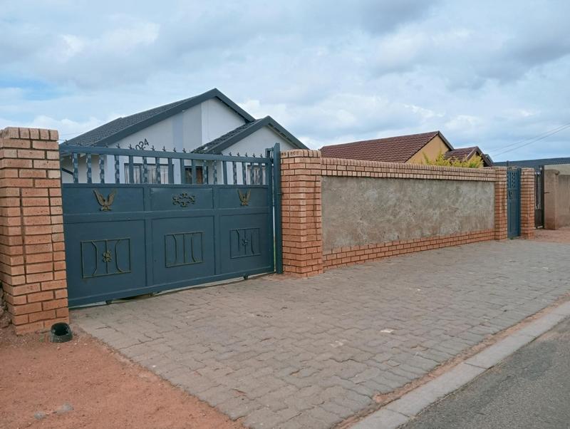 4 Bedroom Property for Sale in Protea Glen Gauteng